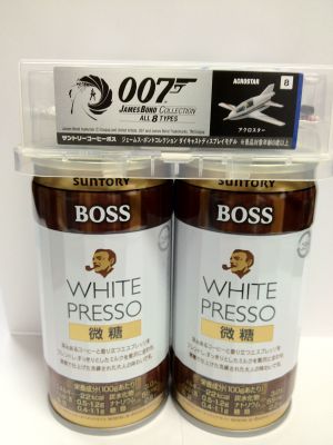 2012-04-22 11:33 サントリーBOSS WHITE PRESSO微糖と007のダイキャストディスプレイモデル。Apple iPhone 4S,f2.4,1/20s,ISO-80。