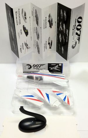 2012-04-22 11:52 サントリーBOSS WHITE PRESSO微糖付録の007のダイキャストディスプレイモデル。Apple iPhone 4S,f2.4,1/40s,ISO-80。