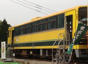 2012-04-29 15:57 いすみ鉄道いすみ200型気動車、ポッポの丘(千葉県いすみ市)。Apple iPhone 4S,f2.4,1/1175s,ISO-64。