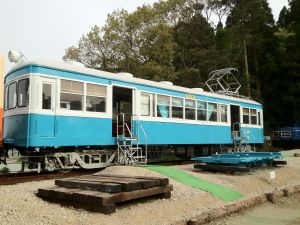 2012-04-29 15:58 銚子電気鉄道デハ700形(702号)、ポッポの丘(千葉県いすみ市)。Apple iPhone 4S,f2.4,1/1126s,ISO-64。
