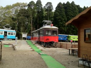 2012-04-29 15:56 銚子電気鉄道デハ700形(701号)、ポッポの丘(千葉県いすみ市)。Apple iPhone 4S,f2.4,1/460s,ISO-64。