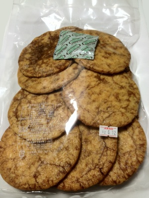 2012-04-29 22:34 ポッポの丘で買った銚子電気鉄道のぬれせんべい。Apple iPhone 4S,f2.4,1/20s,ISO-80。